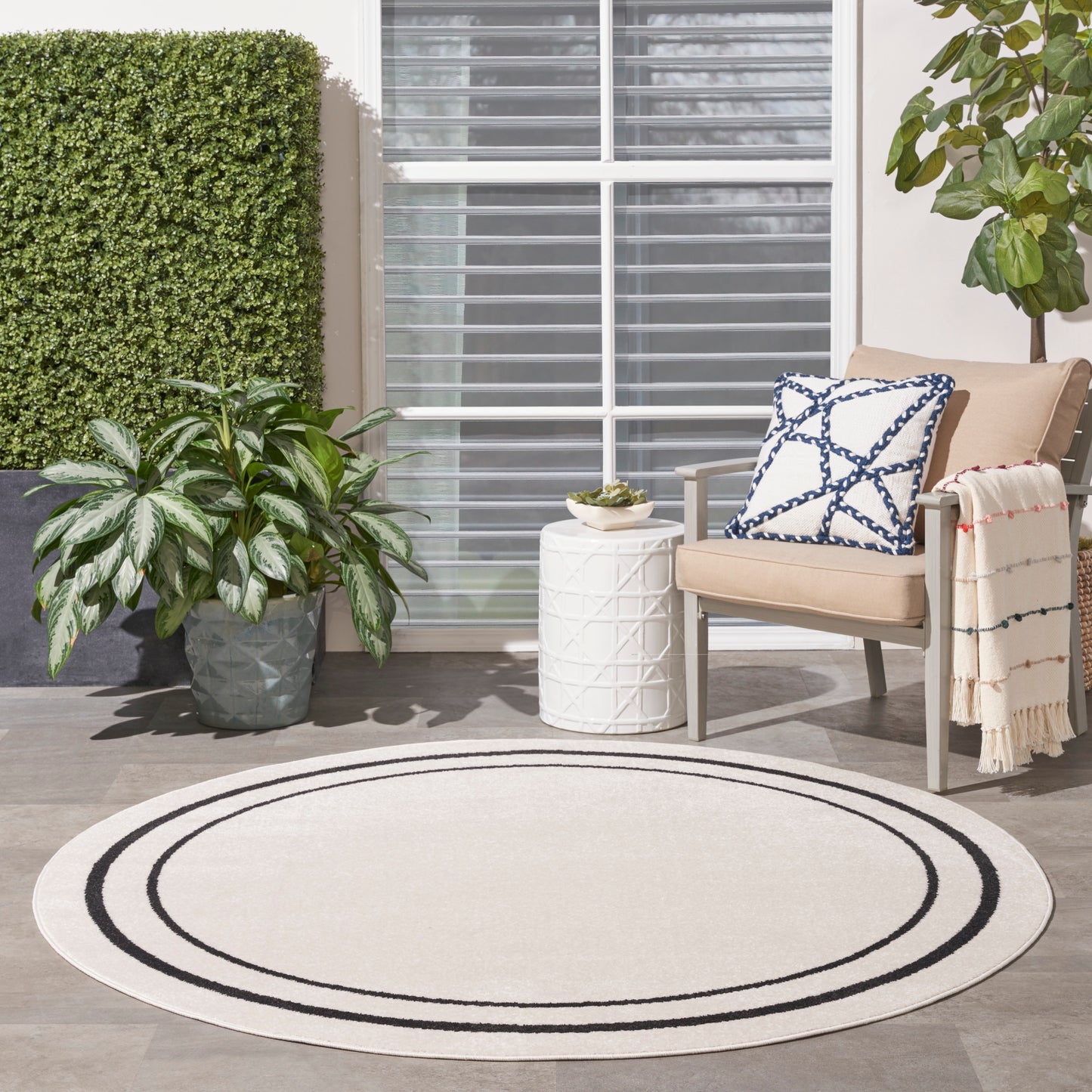 Nourison Nourison Essentials 4' x Round Ivory/Black Contemporary Rug