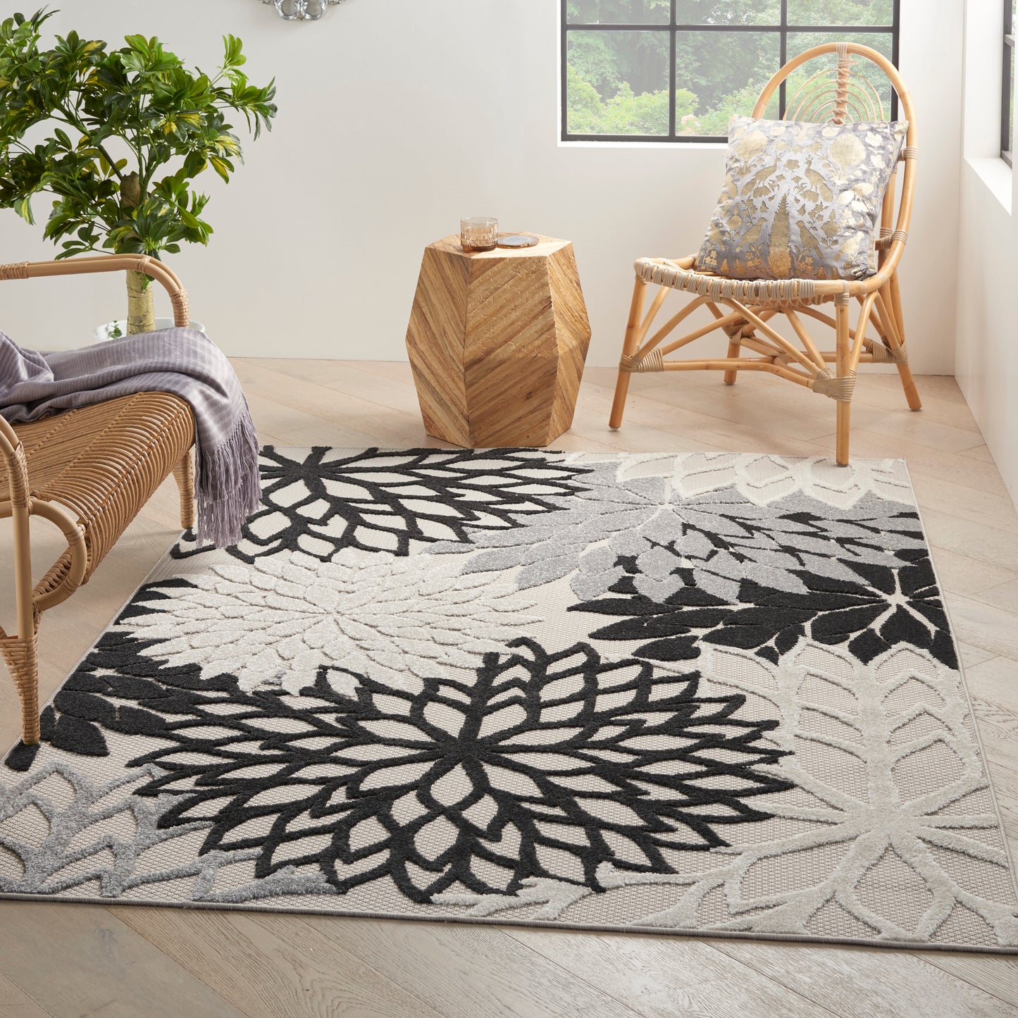 Nourison Aloha 3'6" x 5'6" Black White Tropical Rug