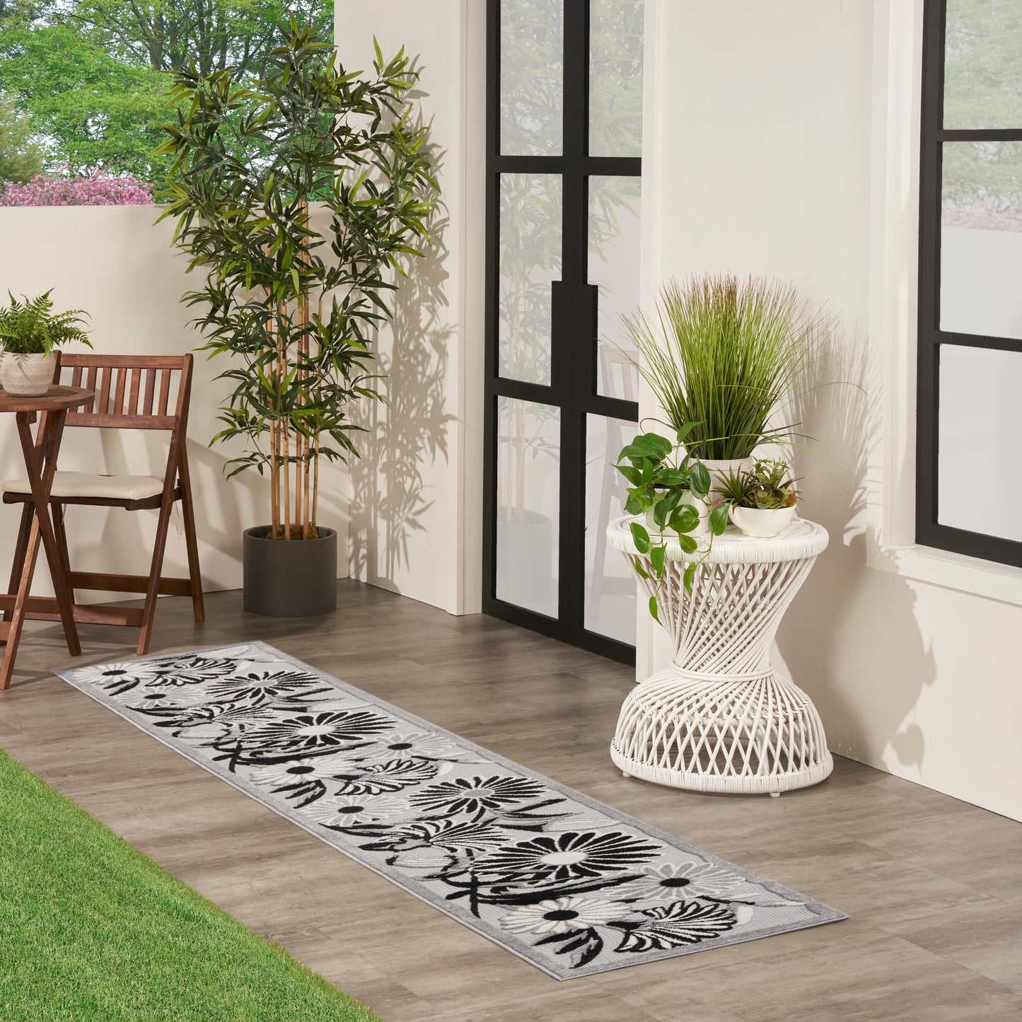 Nourison Aloha 2' x 6' Black White Outdoor Rug