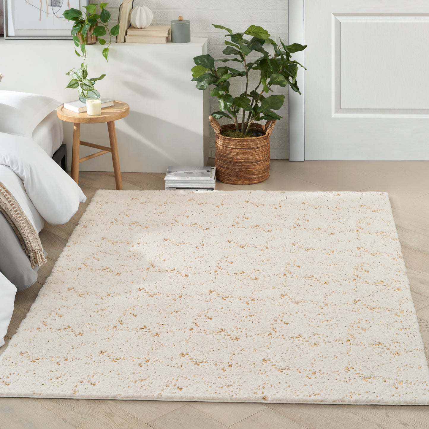 Nourison Cozy Shimmer 5'3" x 7'3" Ivory Gold Glam Indoor Rug