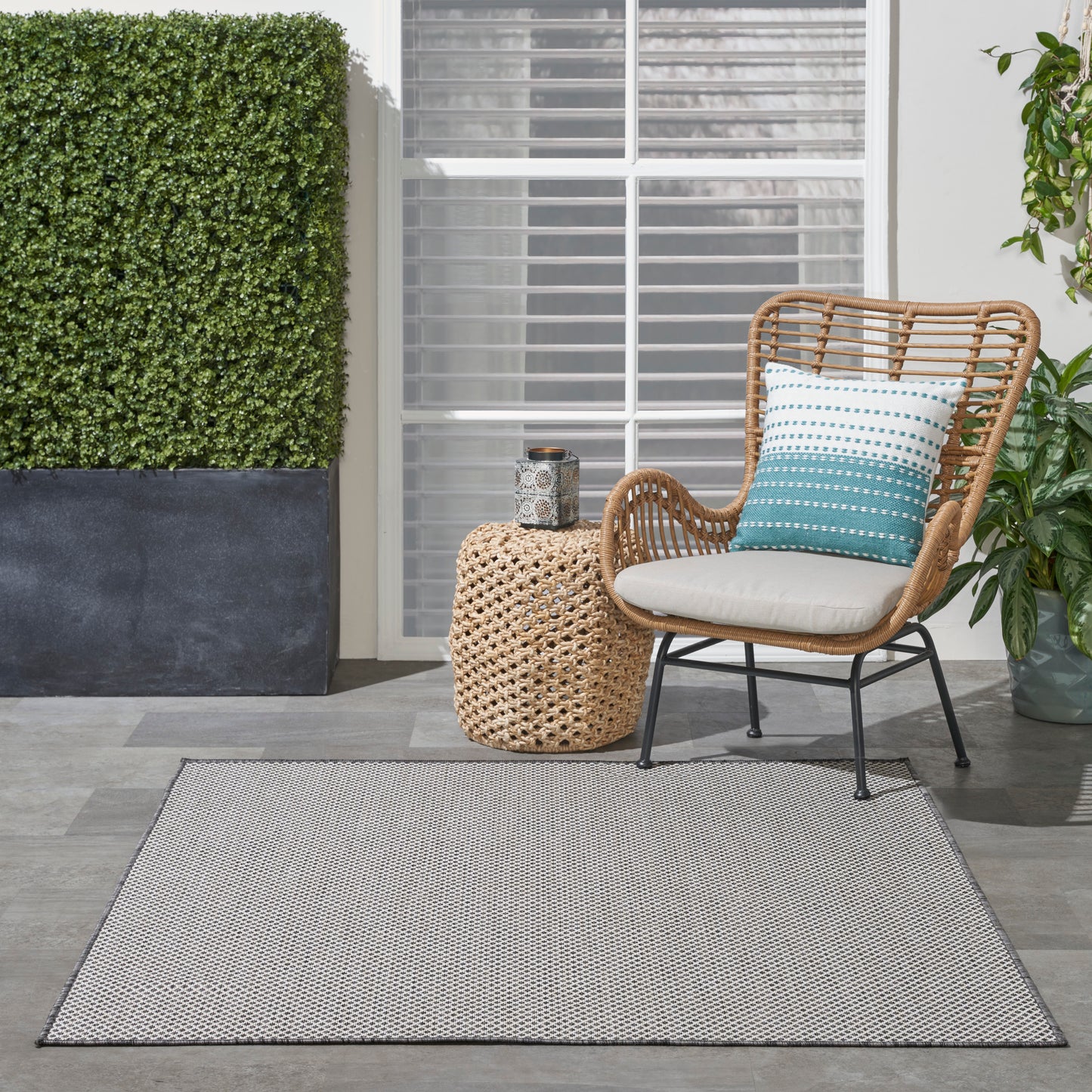 Nourison Courtyard 4' x Square Ivory/Charcoal Modern Rug