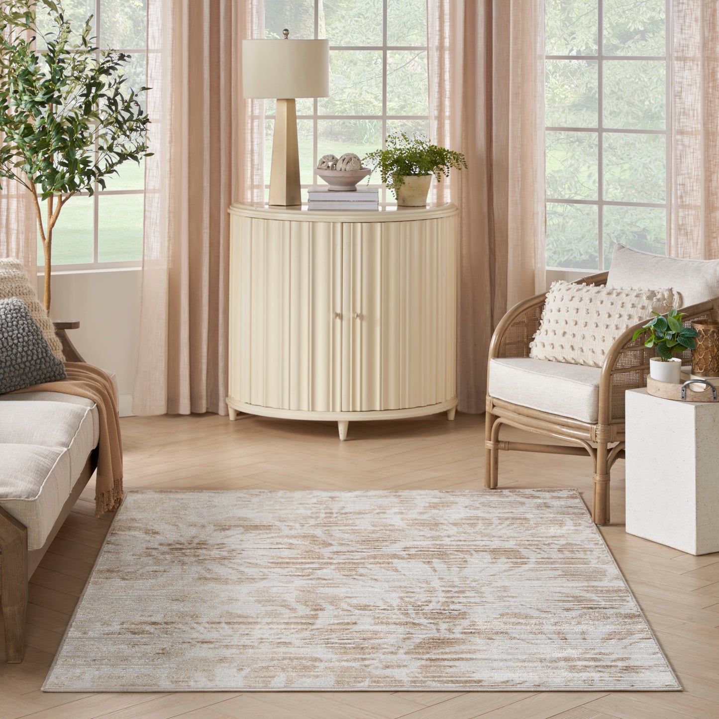 Inspire Me! Home Décor Iliana 3'11" x 5'11" Ivory Grey with Gold Accents Modern Indoor Rug