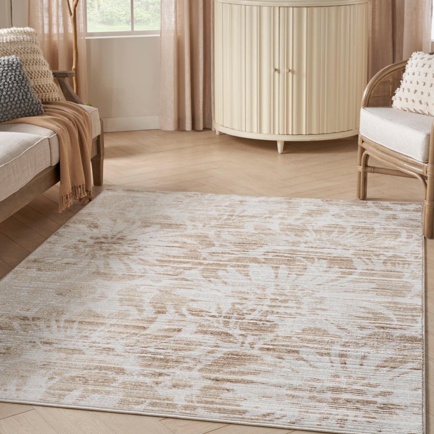 Inspire Me! Home Décor Iliana 3'11" x 5'11" Ivory Grey with Gold Accents Modern Indoor Rug