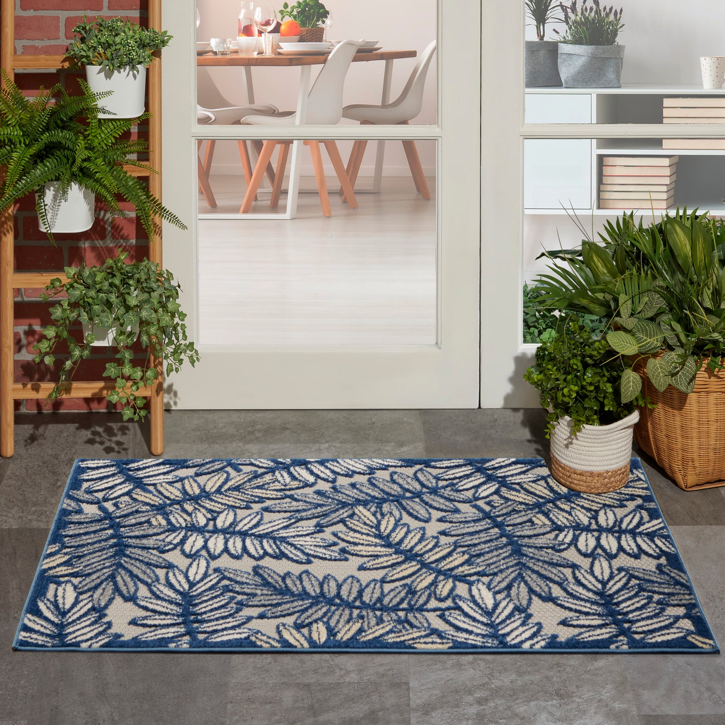 Nourison Aloha 2'8" x 4' Ivory/Navy Tropical Rug