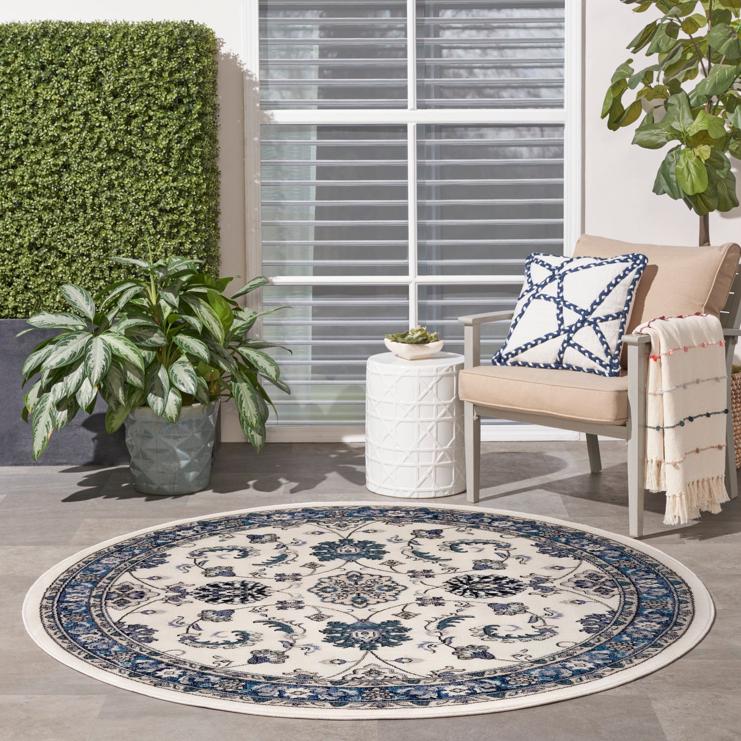 Nourison Nourison Essentials 4' x Round Ivory Blue Vintage Rug