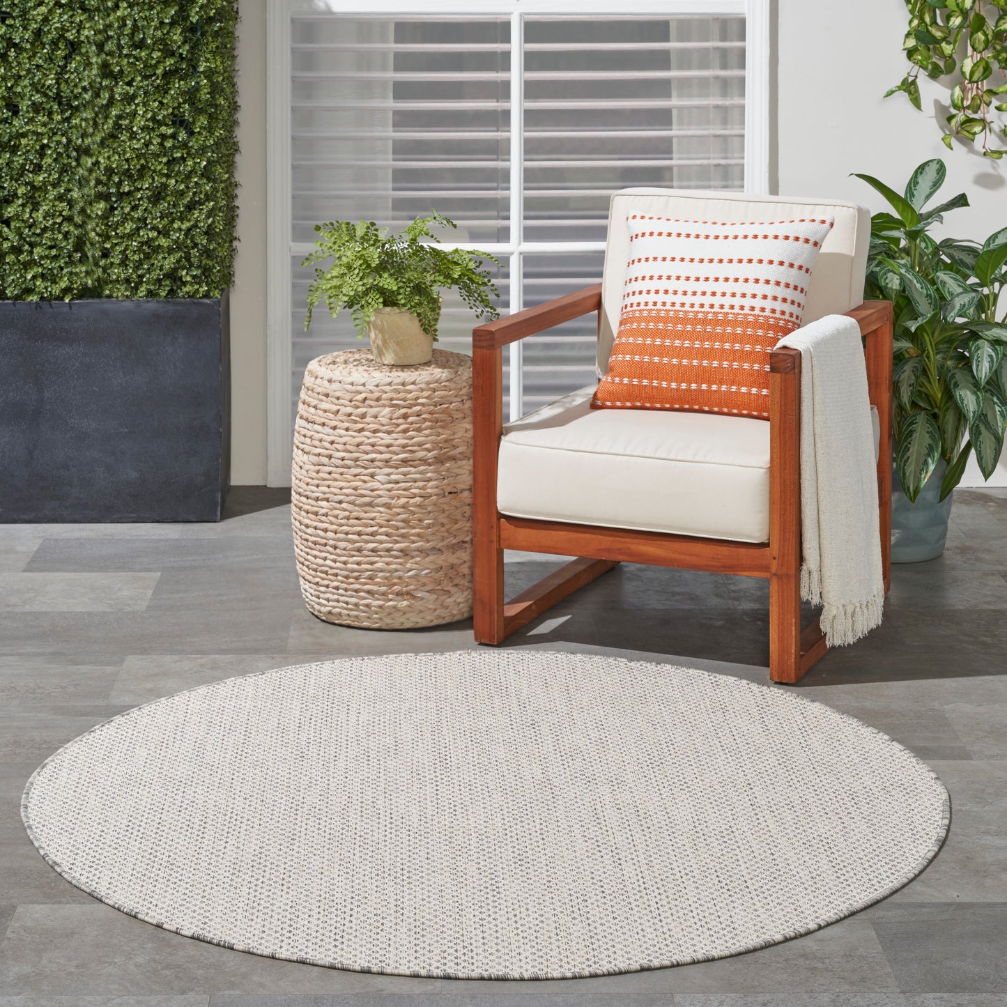 Nourison Courtyard 5' x Round Ivory/Silver Modern Rug