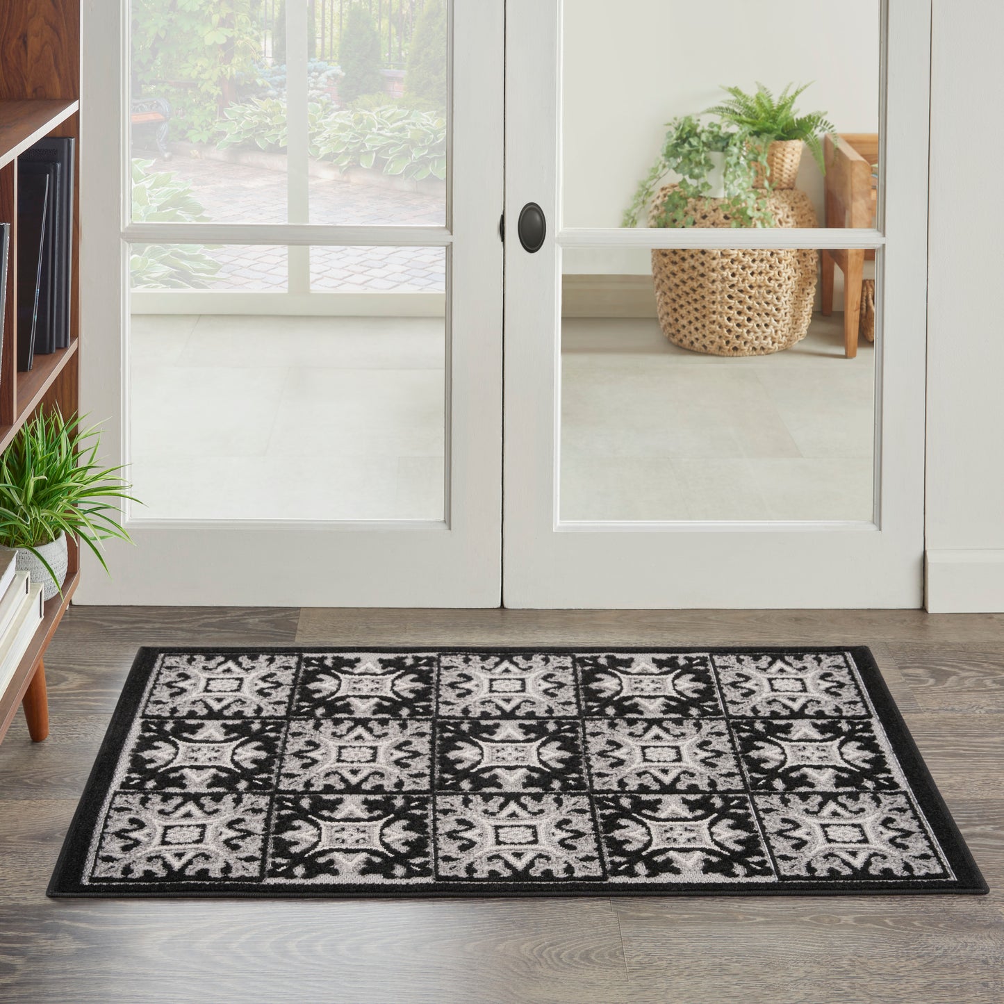 Nourison Aloha 2'8" x 4' Black White Contemporary Rug